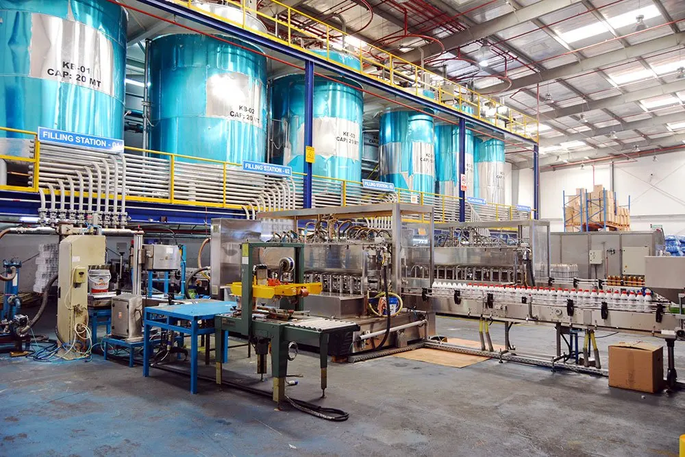Blending tanks and a filling line at the GP Hamriyah plant
